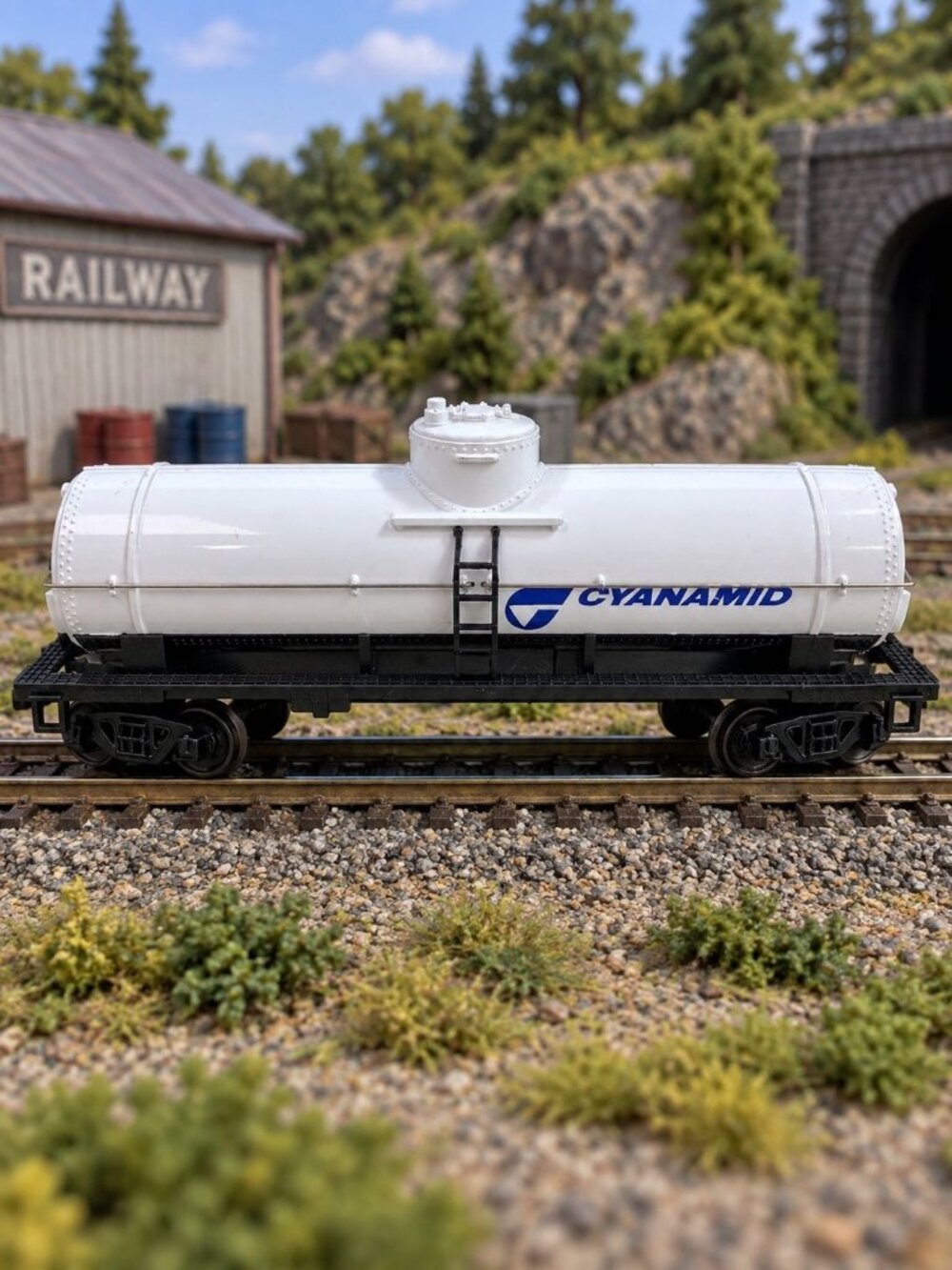Bachmann HO Scale Electric Model Train 1 Dome Cyanamid Tank Car White Black 6"